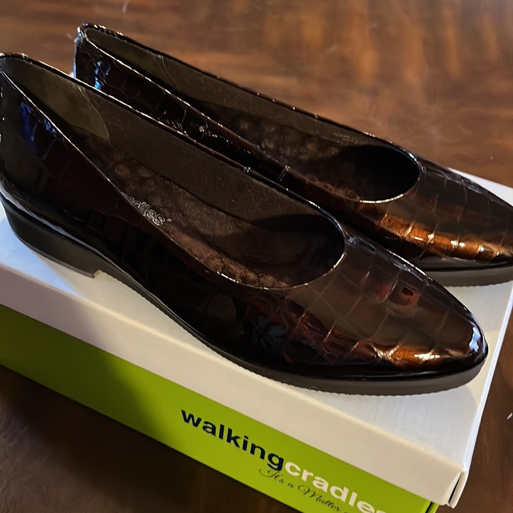 (175) ladies brown flats by Walking Cradles. Patent leather. Size 6 1/2 narrow.